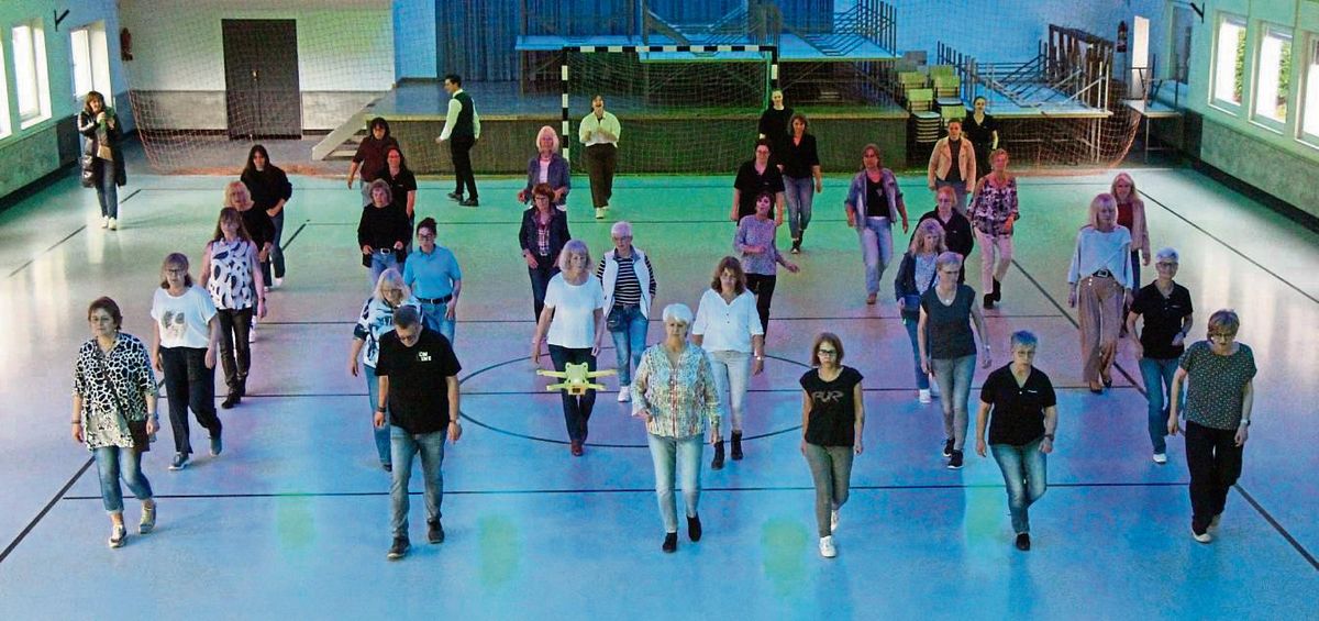 Auf der ganzen Welt tanzten sie: Auch in Drewer machten viele mit beim internationalen Line Dance Flashmob. Foto: Löseke