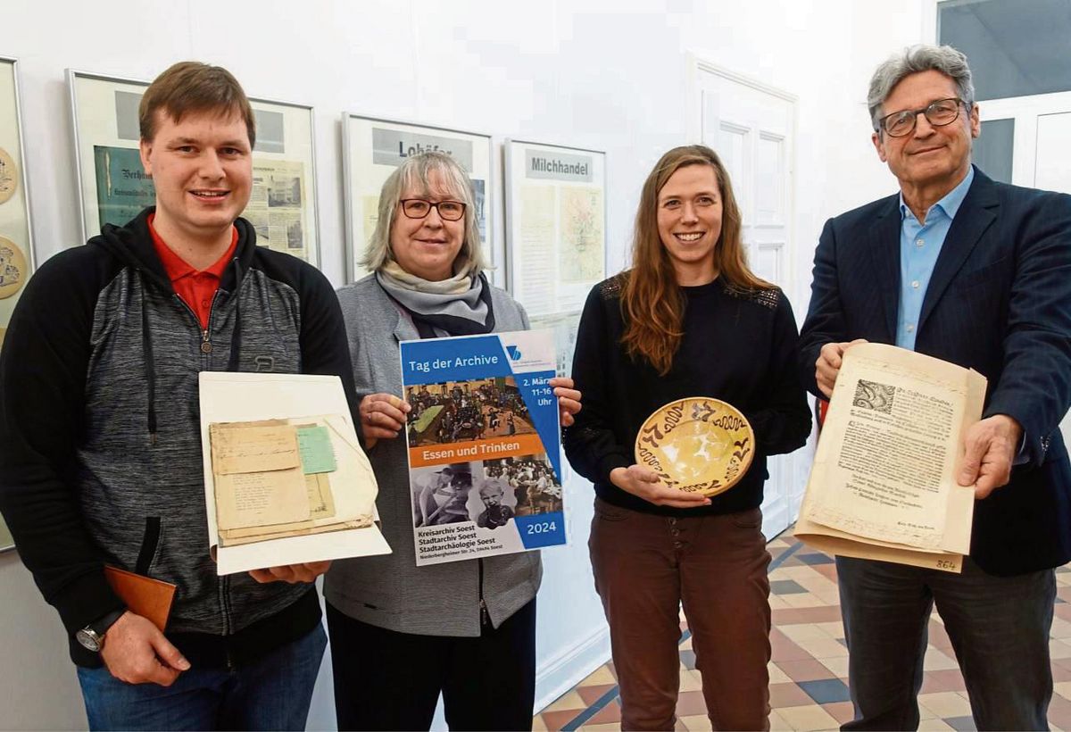 Das Kreisarchiv Soest und das Stadtarchiv Soest öffnen anlässlich des Tages der Archive am Samstag, 2. März, ihre Türen. Es laden ein (v.l.) Tobias Westhoff (Stadtarchiv Soest), Beatrix Pusch (Kreisarchiv Soest), Julia Ricken (Stadtarchäologie Soest) und Dr. Norbert Wex (Stadtarchiv Soest). Foto: Knoblauch (Kreis Soest)