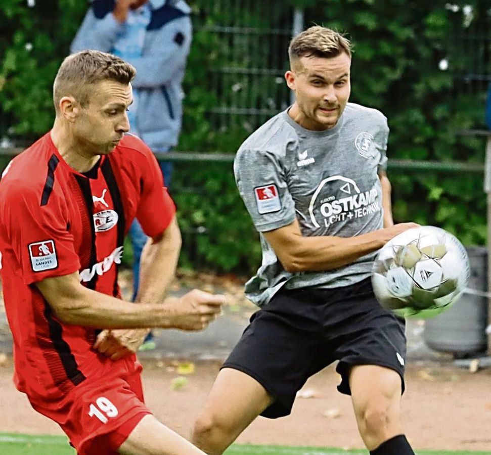 Mit seinem ersten Saisontreffer brachte Luca Kaiser (r.) den SuS Bad Westernkotten beim SC Neheim bereits in der 12. Minute mit 1:0 in Führung. Foto: Frank Lütkehaus