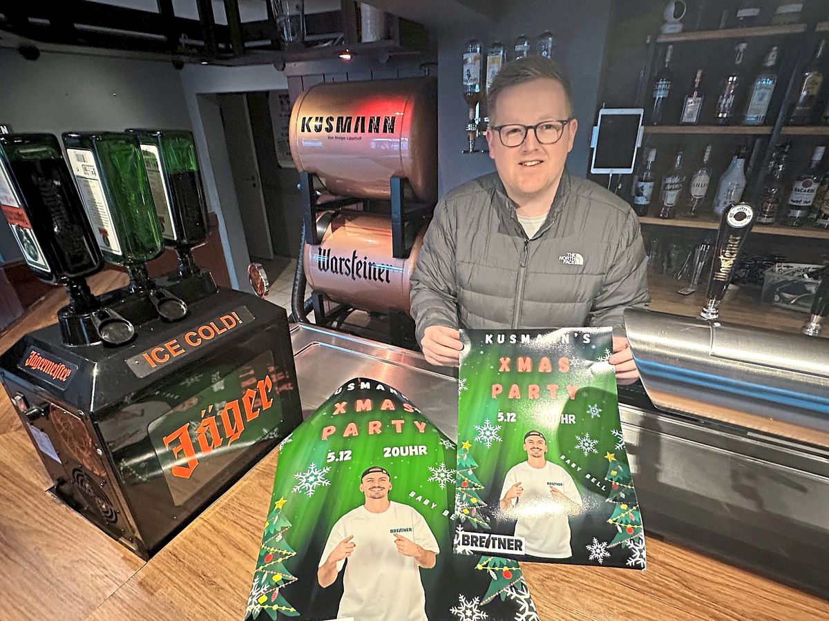 Sonne, Beats und gute Laune treffen auf Lichterglanz – und plötzlich ist Mallorca mitten in Lippstadt: Kusmann-Wirt Jan Büse holt Malle-Sänger Breitner an die Lippe. Foto: Cegelski