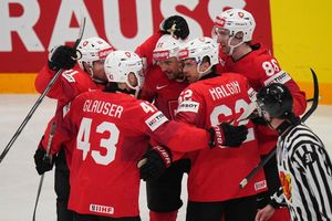 Die Schweiz siegte souverän gegen Überraschungs-Team Dänemark und träumt vom ersten WM-Titel. - Foto: Petr David Josek/AP/dpa