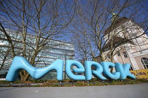 Der Pharmakonzern Merck bekommt grünes Licht für ein wichtiges Medikament. (Archivbild) - Foto: Arne Dedert/dpa
