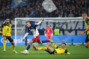 Hamburgs Miro Muheim gewinnt den Zweikampf gegen den Dortmunder Pascal Groß. - Foto: Christian Charisius/dpa