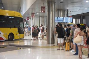 Der Preis für einen Fahrschein in Bus und U-Bahn in Palma wird teurer. - Foto: Clara Margais/dpa