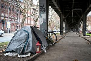 Zelt eines obdachlosen Menschen in Berlin. (Archivbild) - Foto: Jens Kalaene/dpa