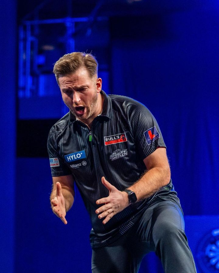 Arno Merk spielt erstmals bei der Darts-WM. - Foto: Sebastian Doppstadt/PDC Europe/dpa