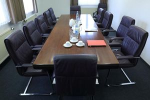 Die Vergütungen normaler Aufsichtsräte sind 2024 laut einer Studie der DSW im Schnitt um 3,0 Prozent gestiegen. (Symbolbild) - Foto: Jens Wolf/dpa