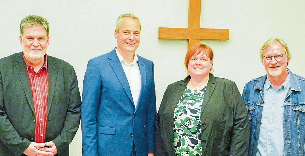 Amtsübergabe im Presbyterium der Evangelischen Kirchengemeinde (v.l.): stellv. Vorsitzender Pfarrer Thomas Hartmann, ehemaliger Vorsitzende Alexander Tschense, Nachfolgerin Anja Krücken und Finanzkirchmeister Jürgen Platte.