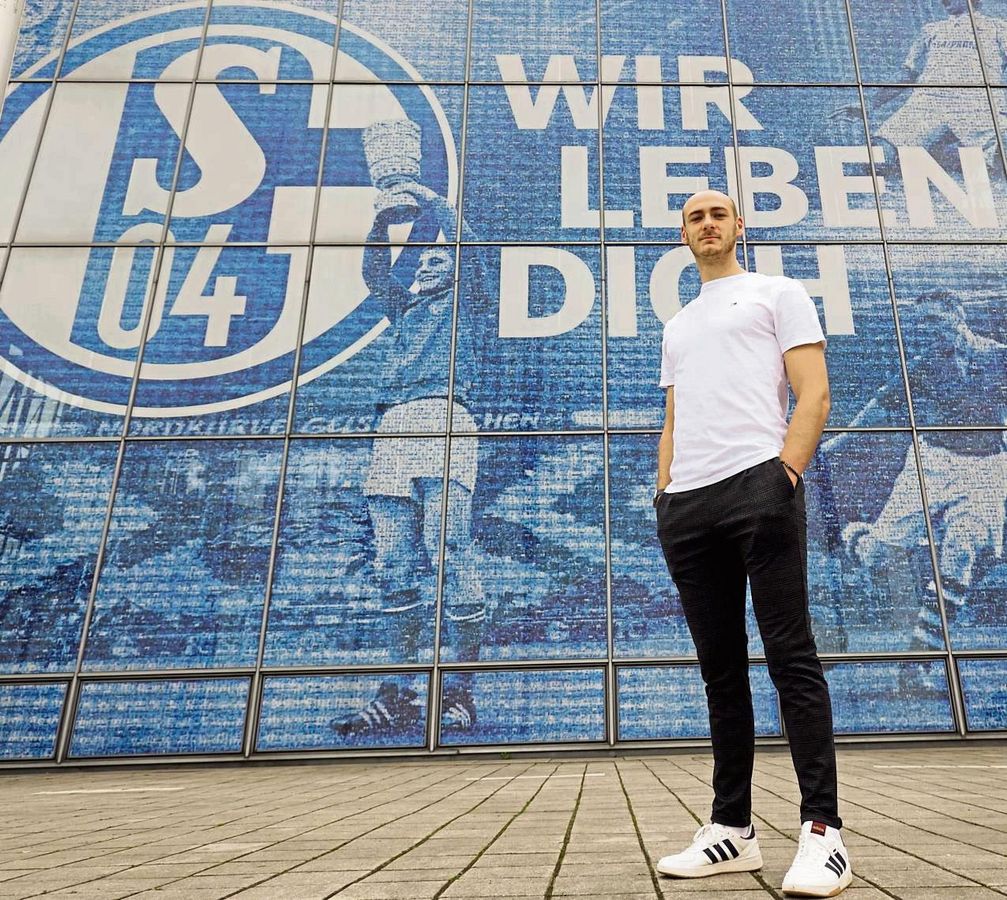 Wurde vor allem durch seine Monstergrätsche im Derby gegen Borussia Dortmund berühmt: Fußballprofi Henning Matriciani aus Bökenförde wird am Freitag im Stadttheater als Lippstadts Sportler des Jahres geehrt. Archivfoto: Vielberg