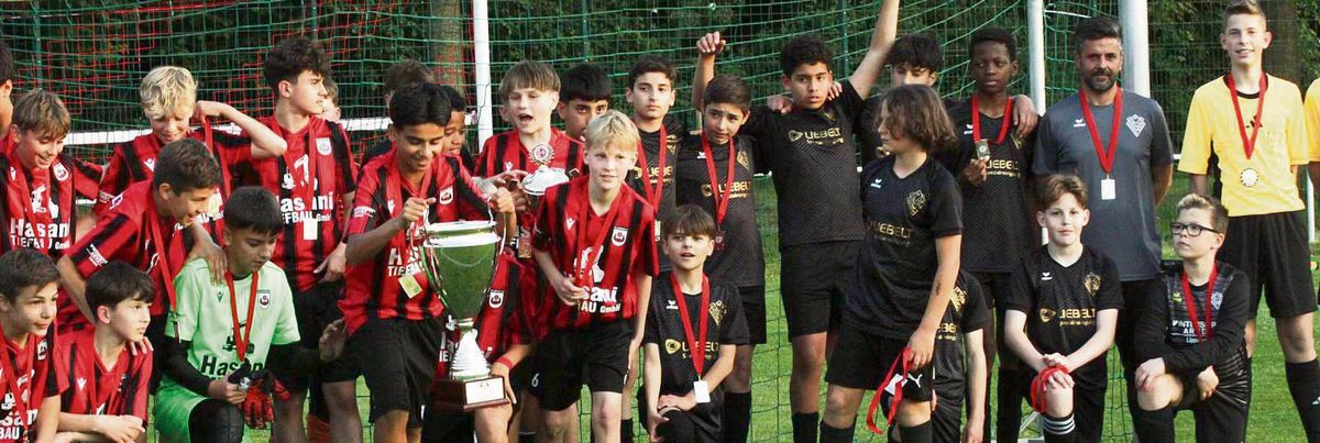 Den D-Junioren des SV Lippstadt (links im Bild) glückte zwar die Titelverteidigung, dafür musste der Bezirksligist aber an seine Grenzen gehen. Die Mannschaft von Viktoria Lippstadt (in Schwarz) zeigte sich als Finalgegner absolut ebenbürtig. Fotos: Dannhausen