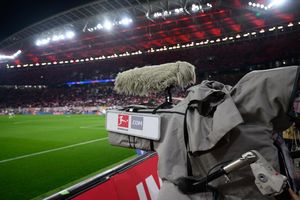 Nur kurz nach dem Start der Auktion der Fernseh-Rechte hat die Deutsche Fußball Liga das Milliarden-Geschäft gestoppt. - Foto: Robert Michael/dpa