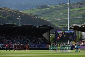 Beim EM-Gruppenspiel zwischen Belgien und Italien gab es eine Schweigeminute zum Gedenken an Liverpools gestorbene Stürmer Diogo Jota - Foto: Alessandra Tarantino/AP/dpa