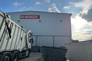 Müllfahrzeug und Container vor einer Remondis-Halle - das Abfallunternehmen ist in vielen Regionen Deutschlands sehr präsent. - Foto: Wolf von Dewitz/dpa