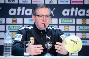 Auf die deutschen Handballer um Bundestrainer Alfred Gislason wartet gegen Frankreich ein Endspiel ums EM-Halbfinale. - Foto: Sina Schuldt/dpa