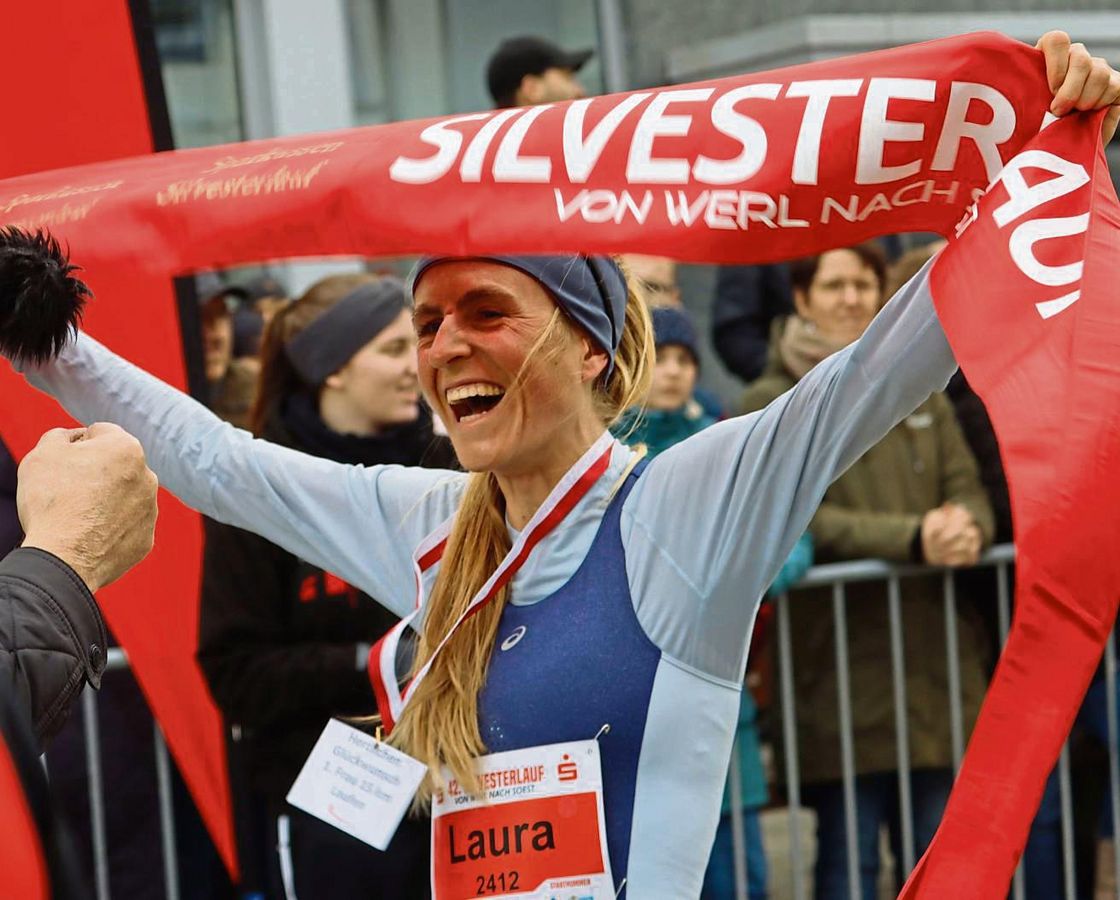 Sie sorgte für das Highlight: Laura Hottenrott von GW Kassel knackte als Siegerin über 15 Kilometer erstmals in der Geschichte des Silvesterlaufs von Werl nach Soest im Frauenfeld die magische 50-Minuten-Marke. Fotos: Feichtinger