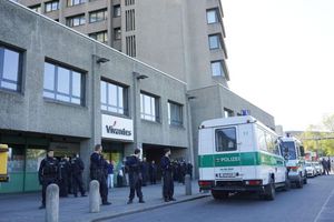 Polizisten bewachen das Urban-Krankenhaus in Berlin. (Symbolbild/Archivbild). - Foto: Jörg Carstensen/dpa