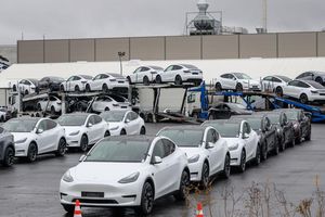 Tesla will als Robotaxis nach bisherigen Angaben zunächst handelsübliche Fahrzeuge des Typs Model Y einsetzen. (Archivbild) - Foto: Patrick Pleul/dpa