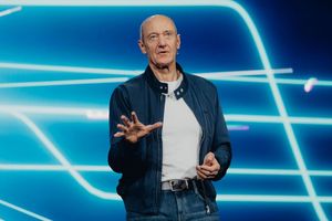 Siemens-CEO Roland Busch kündigt auf der Technikmesse CES 2026 mehrere Initiativen zum KI-Einsatz in der Industrie an. - Foto: Uncredited/Siemens/dpa