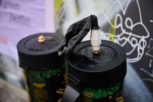 Der Konsum von Lachgas ist gerade für Minderjährige mit hohen Gesundheitsrisiken verbunden. (Symbolfoto) - Foto: Annette Riedl/dpa