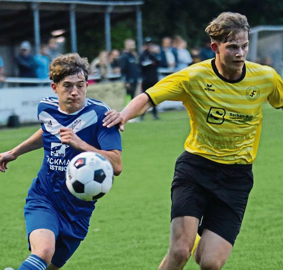 Nicht stoppen konnte Aufsteiger SuS Bad Westernkotten II (in Gelb) den Nachbarn aus Westenholz (in Blau). Nach torloser erster Halbzeit setzten sich die Westenholzer am Ende mit 2:0 durch. Und dieser Erfolg ging auch völlig in Ordnung. Foto: Wiegand