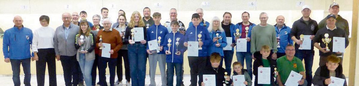 Ehrung der Stadtmeister im Sportschießen: Gastgeber Lipperbruch gewann ebenso sechs Titel wie Bad Waldliesborn. Cappel war dreimal erfolgreich, Rixbeck zweimal. Auf dem Foto: Die ausgezeichneten Sportschützen mit Ehrengästen.