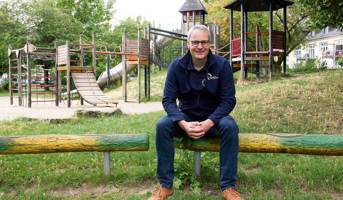 „Spielplatztreffs“ waren ein zentrales Format im Wahlkampf von Alexander Tschense. Auf seiner Radtour in der Patriot-Serie „Fünf Kilometer, Fünf Statements“ dürfen die sozialen Treffpunkte, hier im Wohnpark Süd, nicht fehlen. Foto: Puls