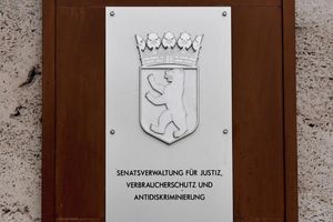 Die Gerichtsvollzieher des Landes Berlin sollen stich- und schusssichere Schutzwesten erhalten. (Symbolbild) - Foto: Jens Kalaene/dpa-Zentralbild/ZB