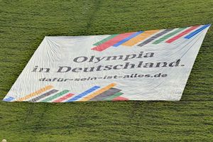 Mit einem großen Bann auf dem Olympiaberg wird für eine Münchner Sommerspiel-Bewerbung geworben. (Archivfoto) - Foto: Malin Wunderlich/dpa