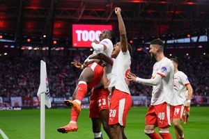 Yan Diomande (l-r), Castello Lukeba, Assan Ouédraogo und Romulo jubeln nach dem 1:0. - Foto: Hendrik Schmidt/dpa