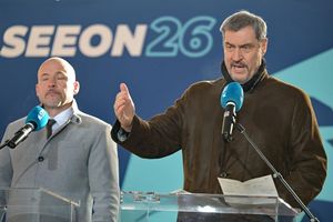 CSU-Chef Söder und Landesgruppenchef Hoffmann (links) fordern wie CDU-Chef Merz eine klare Priorität der Regierungsarbeit auf Wirtschaftswachstum. - Foto: Malin Wunderlich/dpa