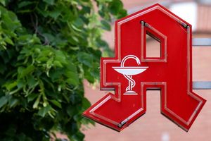 Für viele Menschen wird der Weg zur Apotheke länger. (Archivbild) - Foto: Sven Hoppe/dpa