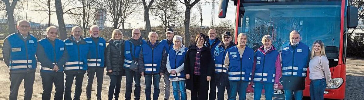 Die Busbegleiter sind bereit loszulegen: Beim Treffen auf dem Gelände der RLG tauschten sie sich mit Alexandra Schäfer (RLG, r. außen) sowie Sylvia Helmig vom Büro für bürgerschaftliches Engagement (fünfte v. l.) aus. Auch Sonja von Zons, neue Leiterin des Fachdienstes Soziales und Integration, nutzte die Möglichkeit, die Busbegleiter kennenzulernen.