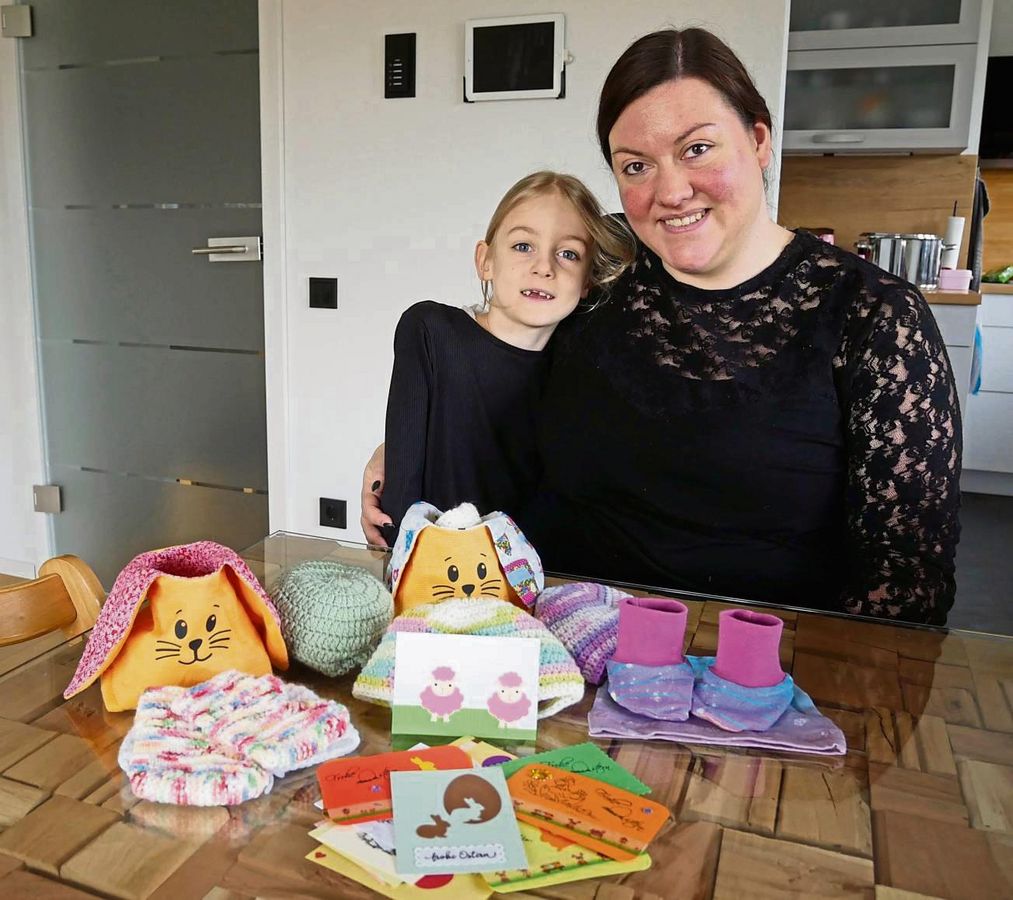 Ostergeschenke für Frühchen im Lippstädter Krankenhaus packen Sara Donner und ihre Tochter Nele. Foto: Bsdurek