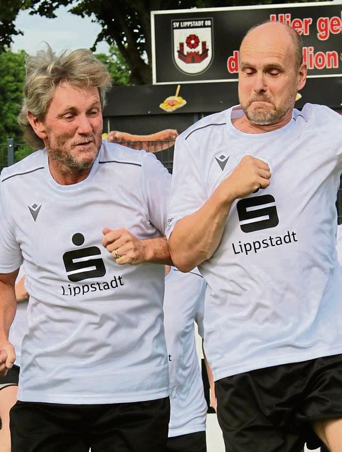 Ey, du: Markus Graskamp (r.) absolvierte zusammen mit Markus Wahl das Aufwärmprogramm für das „Spiel der Legenden“ im Sommer 2022. Teutonia Lippstadt gewann 4:3 gegen Borussia Lippstadt, Graskamp steuerte ein Tor zum Sieg der „Schwatten“ bei. Foto: Wiegand