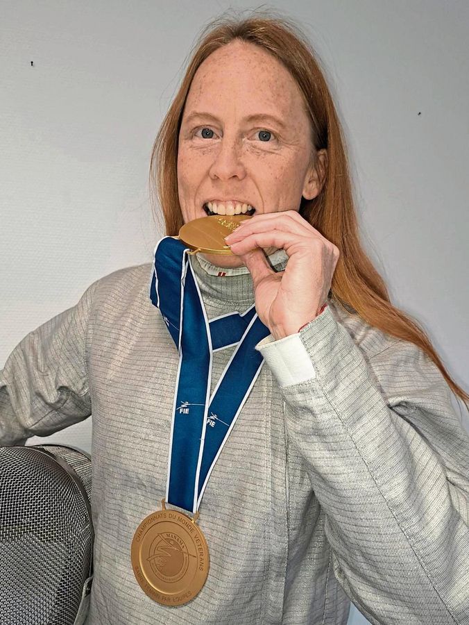 Mit Biss und Ehrgeiz zum Doppel-Triumph bei der Veteranen-Weltmeisterschaft im Säbelfechten: Die Gesekerin Rabea Hambach-Richter kann ihr Glück selbst noch nicht fassen. „Es fühlt sich schon noch unwirklich an“, sagte die 44-Jährige nach ihrer Rückkehr. Für den Pressetermin schlüpfte sie auf der Arbeit in ihr Trainingsoutfit. Foto: Thorsten Heinke