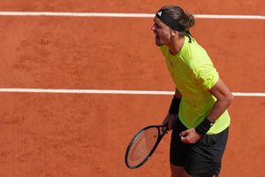 Alexander Zverev steigert sich in Paris und steht im Achtelfinale. - Foto: Christophe Ena/AP/dpa