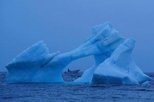 Ein Fischer navigiert vor der Küste von Nuuk in Grönland am Eis im Meer vorbei. - Foto: Evgeniy Maloletka/AP/dpa