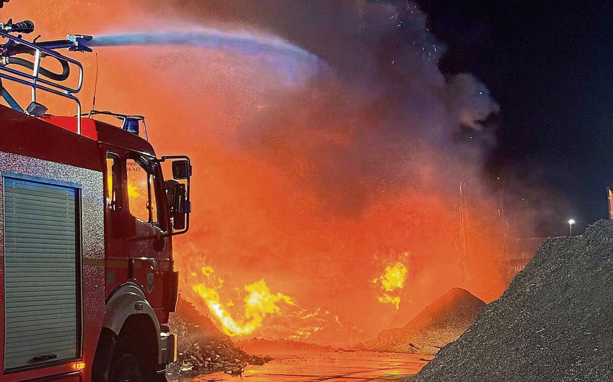 Die Gefahr war groß, dass sich das Feuer auf eine angrenzende Halle ausbreitet. Fotos: Feuerwehr