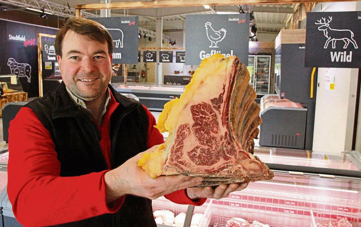 Liebt und lebt Fleisch: „Stedtfeld direkt“-Inhaber Christian Oertel, hier mit einem Stück dry-aged Wagyu, hat seinem Werksverkauf an die Ecke Hansa- und Windmüllerstraße verlegt, bietet dort jetzt mehr Angebotsvielfalt auf rund 200 Quadratmetern. Foto: Niggenaber