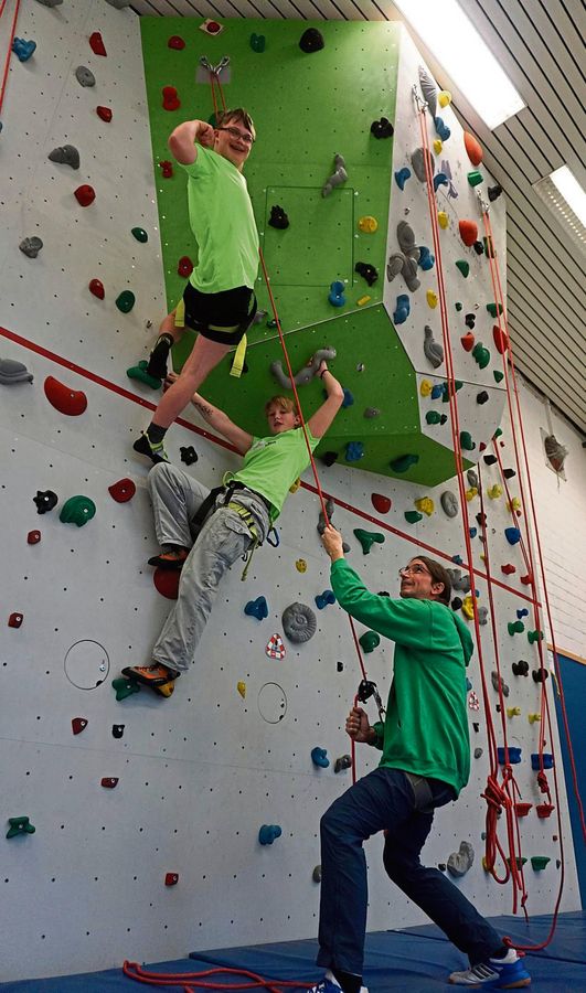 Wollen bei den Special Olympics Nationalen Spielen in Thüringen an der Kletterwand über sich hinauswachsen: Leonard (v.l.) und Laura, Schüler der Don-Bosco-Schule. Lehrer und Trainer Stefan Köhlitz ist mächtig stolz. Foto: Cegelski