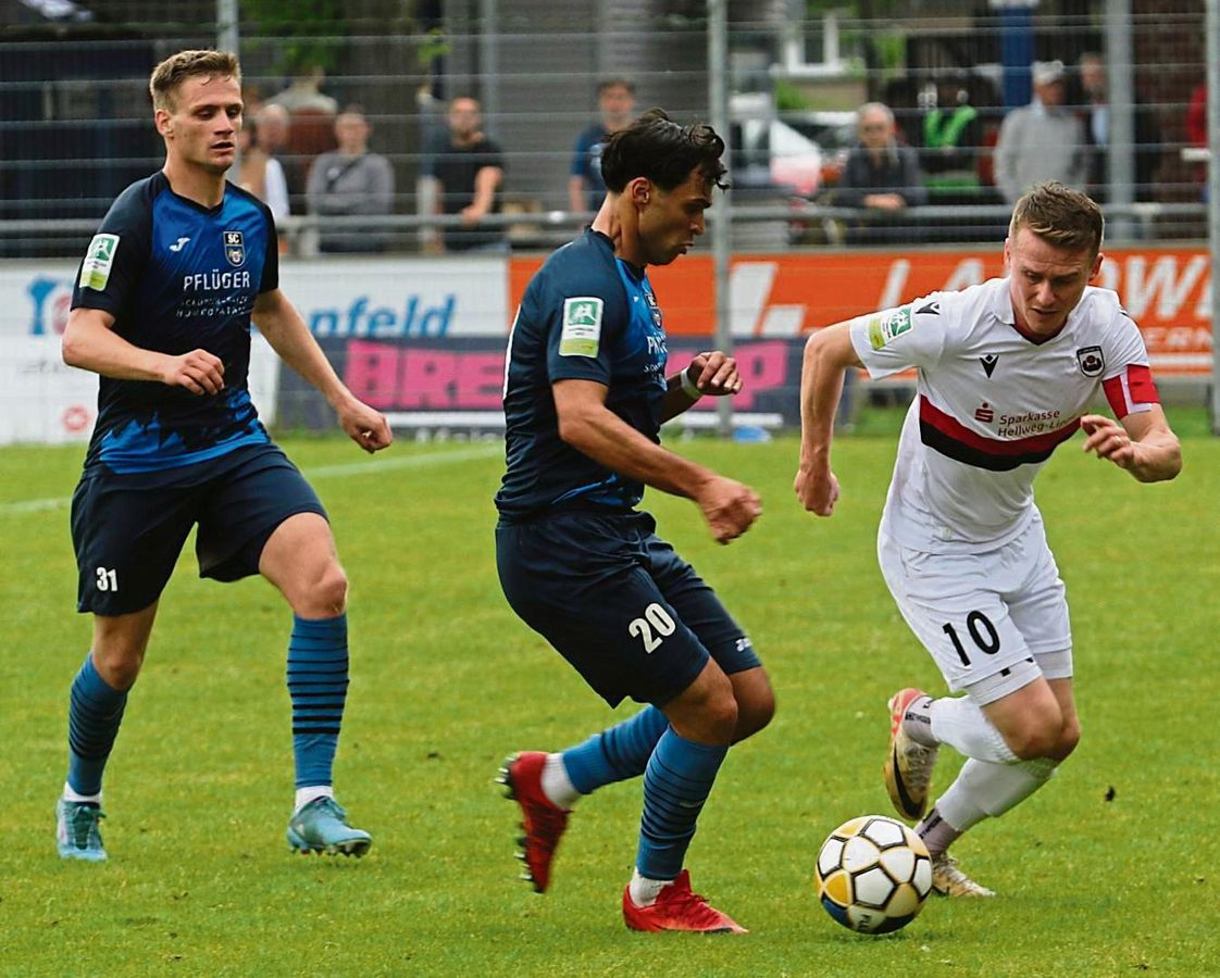 „Ein bisschen melancholisch bin ich schon“, gab Viktor Maier (r.), hier im Duell mit den Ex-Lippstädtern Jan-Lukas Liehr (l.) und Cinar Sansar, zu. Der Kapitän erhielt beim 1:1 in Wiedenbrück einen letzten Zehn-Minuten-Einsatz. Fotos: Lütkehaus