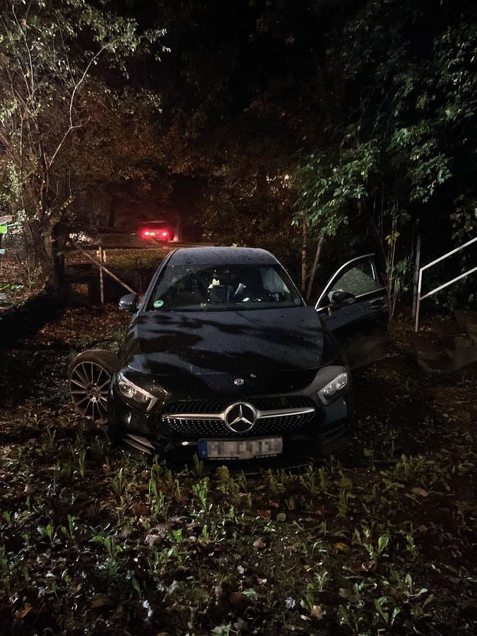 Eine Verfolgungsjagd endete für diese geklaute A-Klasse im Gebüsch. Der Fahrer flüchtete anschließend zu Fuß. Foto: Polizei