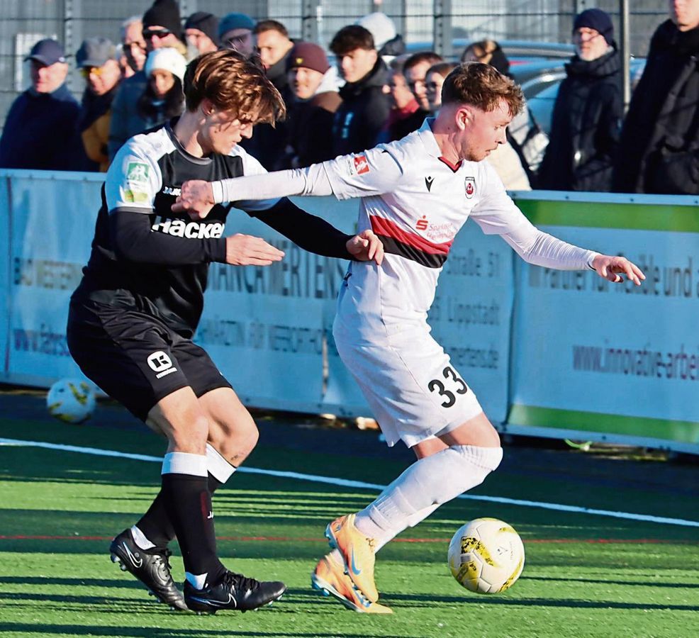 Zweiter Test, zweiter Sieg: Fabian Brosowski (r.) und der SV Lippstadt waren spielbestimmend gegen den Gast aus Rödinghausen, für den es am kommenden Wochenende bereits wieder ernst wird. Foto: Uwe Feichtinger