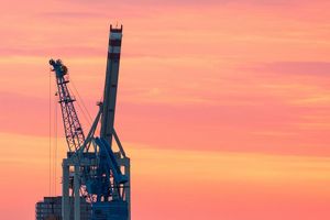 Die deutsche Wirtschaft ist im ersten Quartal stärker gewachsen als erwartet, aber der Zollstreit trübt die Aussichten für den Export. (Archivbild) - Foto: Daniel Bockwoldt/dpa