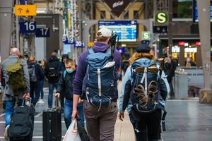 Jugendliche können kostenlos Europa erkunden. (Archivbild) - Foto: Andreas Arnold/dpa