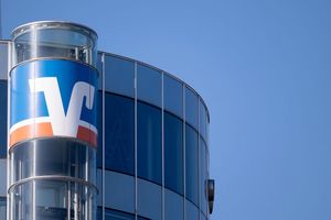 Kunden der Volksbanken können künftig in Geschäften mit dem iPhone bezahlen, ohne Apple Pay in Anspruch nehmen zu müssen. - Foto: Marijan Murat/dpa