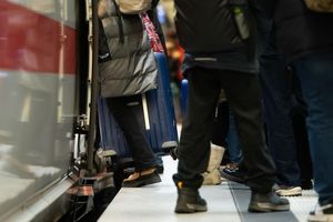 Über die Feiertage verreisen viele Menschen mit der Bahn. (Archivbild) - Foto: Markus Lenhardt/dpa