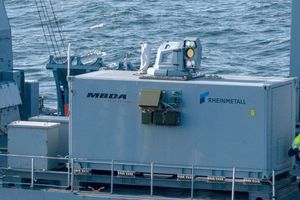 Der Laserdemonstrator von Rheinmetall und MBDA auf einem deutschen Marineschiff. Inzwischen ist er an Land gebracht worden. - Foto: -/Rheinmetall/dpa