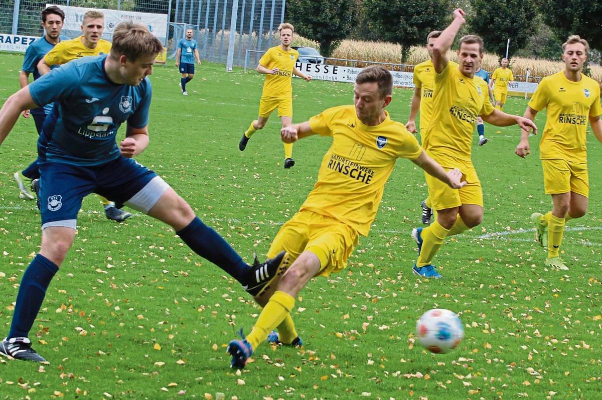 Nicht weniger als zehn Ausfälle musste der VfL Hörste/Garfeln gegen die DJK Mellrich (in Gelb) ersetzen. Trotz eines 0:1-Rückstandes und der schweren Verletzung von Phillip Bohnhorst siegte der VfL am Ende mit 3:2-Erfog. Foto: Hartmut Brand