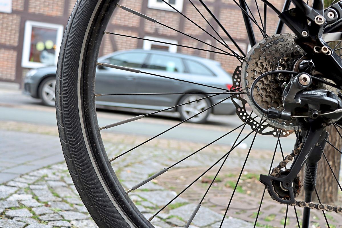 Ein Auto soll eine 72-jährige Radfahrerin in Anröchte erfasst haben und dann weiter gefahren sein. Die Frau verletzte sich leicht am Kopf. Der Unfallfahrer kam durch eine aufmerksame Verwandte doch noch zurück zum Tatort. Symbolfoto: Dietz